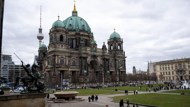 Weltflüchtlingstag: Kreuz aus Rettungswesten am Berliner Dom