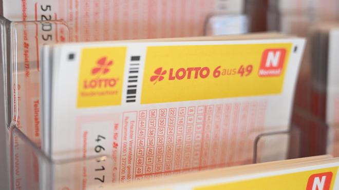 Glücksspiel: Dem Gewinner fehlte nur die korrekte Superzahl, um auch noch den Jackpot zu knacken.