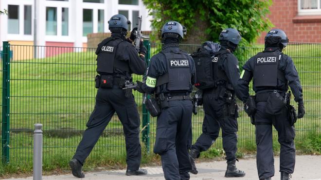 Alarmauslösung: Die Polizei ist derzeit in Bochum rund um eine Schule im Großeinsatz. (Symbolbild)