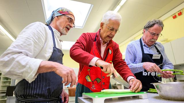 Trauerarbeit: Witwer kochen Drei-Gänge-Menü – Gemeinschaft d