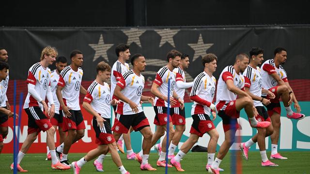 Fußball-Nationalmannschaft: DFB-Stars bezahlen Fan