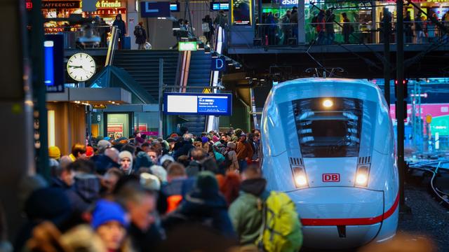 Zwischenfall am Hauptbahnhof: Frau wirft DB-Mitarbeiter Rass