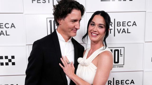 Leute: Katy Perry nimmt Trudeau erstmals auf roten Teppich m