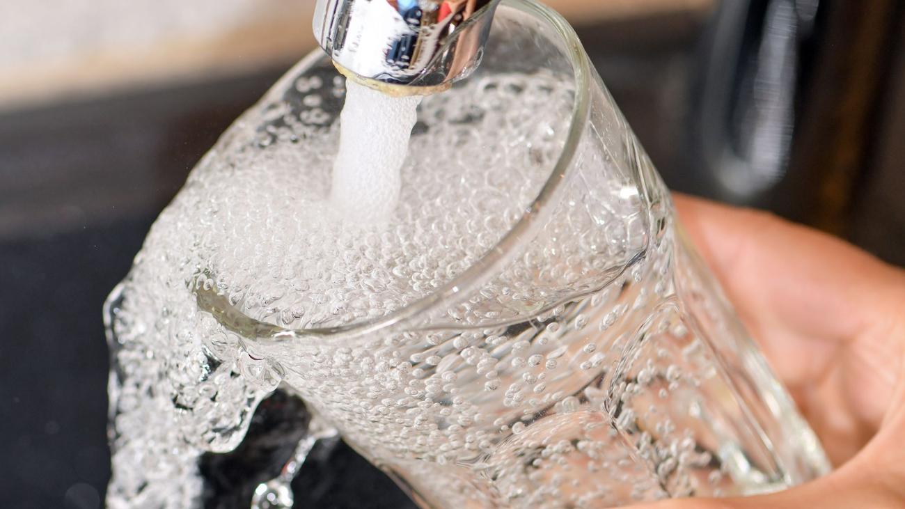 Ursache unklar: Bakterien im Leitungswasser - Würzburg kocht Trinkwasser ab