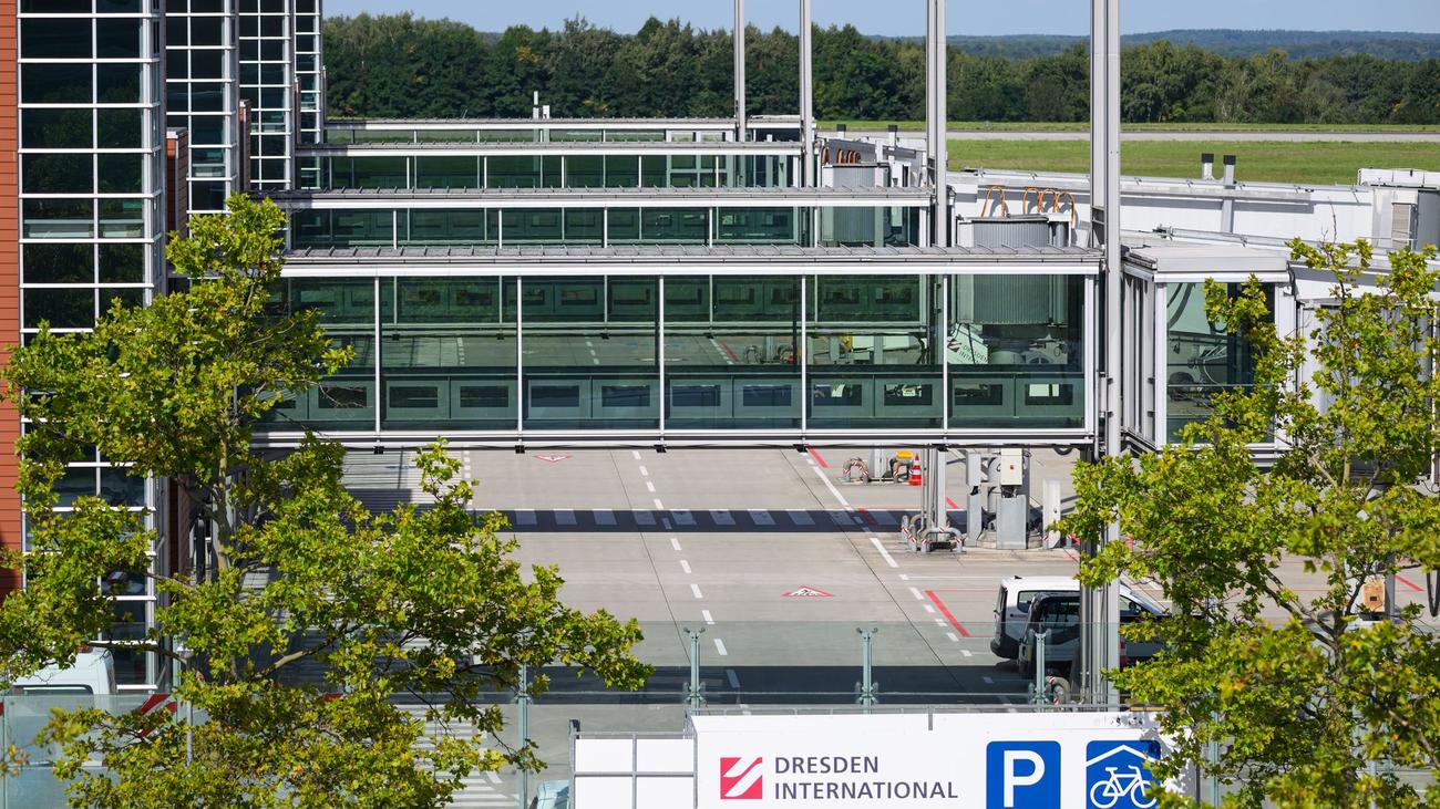 Flughafen: Kleinflugzeug der US Army am Flughafen Dresden notgelandet