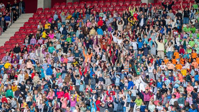 Lesen: Kinder lesen Gedicht in Mainzer Stadion für Weltrekord.
