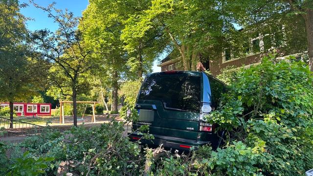 Blankenese: Mehrere Kinder vor Schule in Hamburg von Auto er