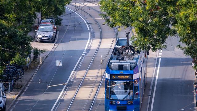 Nach Unfall in Rostock: Nach Zusammenstoß mit Straßenbahn – 