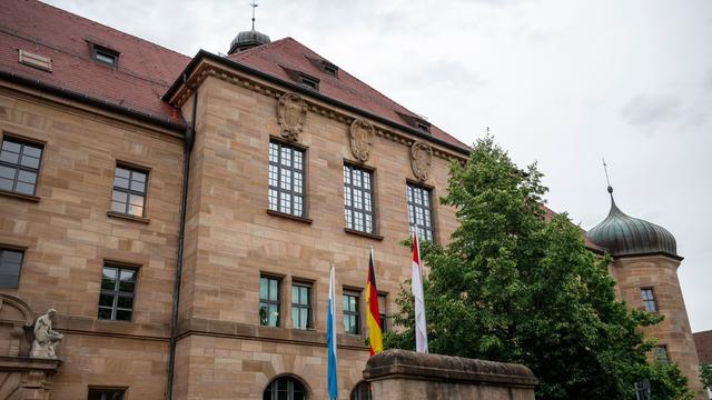 Hausfriedensbuch: Prozess: Tierschützer auf dem Hof des Baue