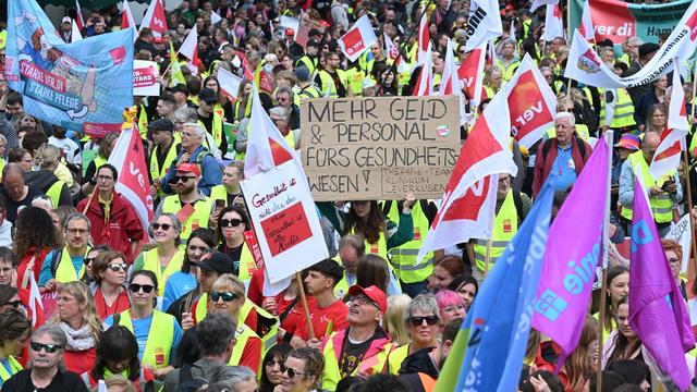 Protest gegen Sparpaket: Tausende demonstrieren gegen Kürzun