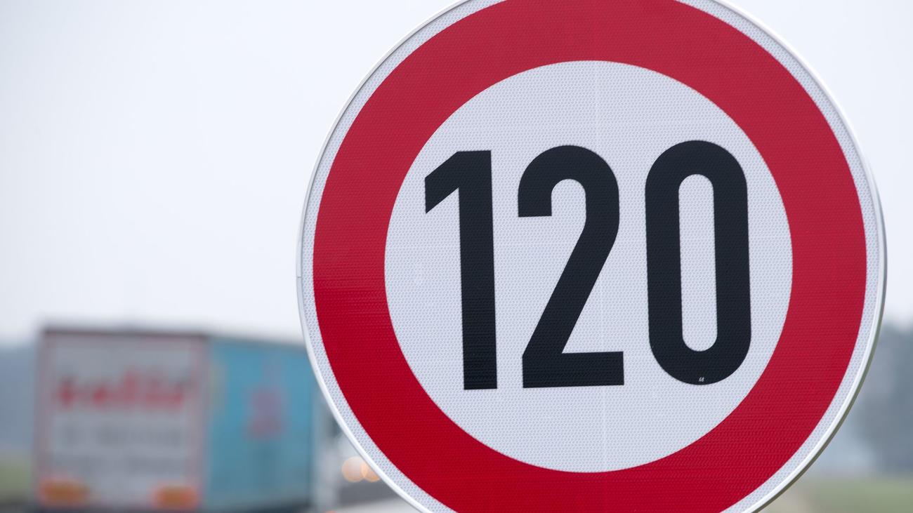 Verwaltungsrecht: Tempo 120 auf der A1: Autofahrer zieht Klage zurück