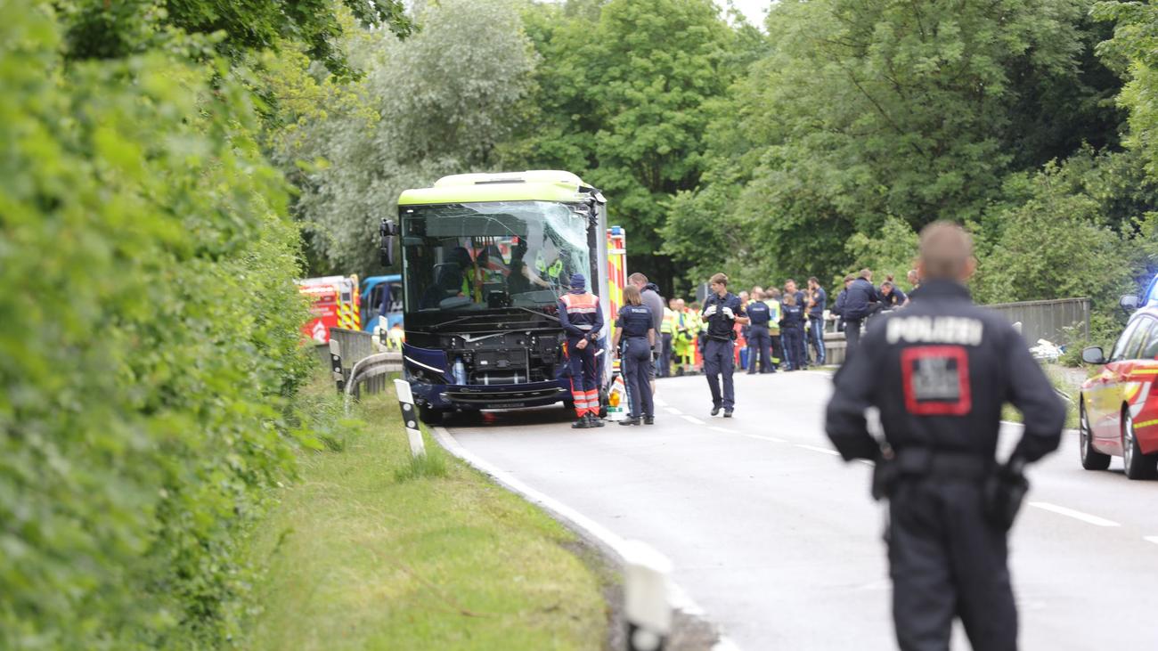 Nördlich von München: Zwei Busse stoßen zusammen - mehrere Kinder verletzt