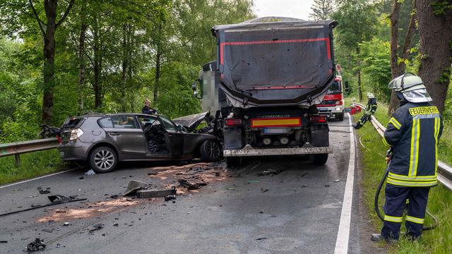 Unfall auf B62: Autofahrer stirbt nach Kollision mit Lkw