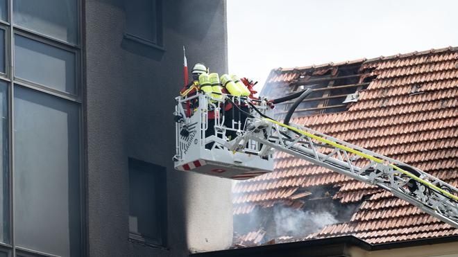Feuerwehr im Einsatz: Die Feuerwehr rückte im Landkreis Coburg aus, um auf einem Brauereigelände zu löschen. (Symbolbild)