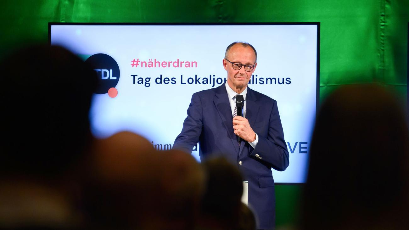 Diskussion auf Bürgerdialog: Krebskranke Frau erhält Autogrammkarte von Merz