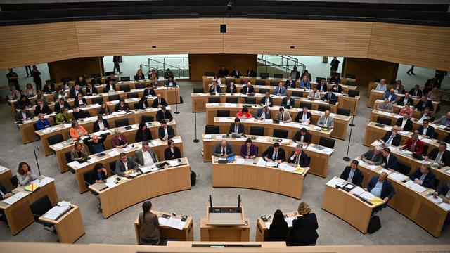 Diäten-Diskussion: Landtag hebt Diäten an – Experten sehen f
