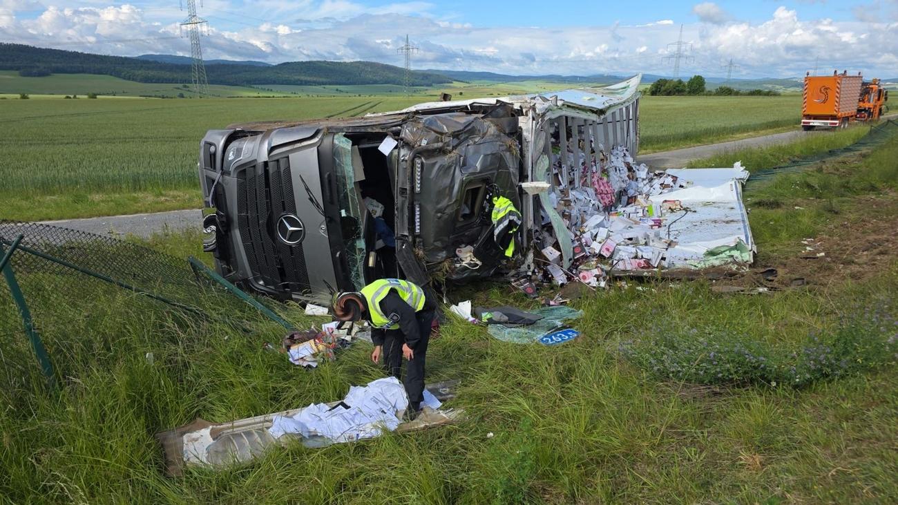 Fahrer leicht verletzt: Lkw mit Wein und Sekt kippt auf A4 um – 150.000 Euro Schaden