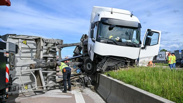 Bild: Unfall: Lkw-Reifenplatzer legt A8 lahm – Stau bis zu acht Kilometer