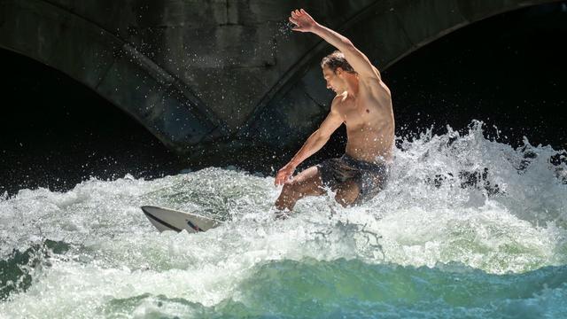 Eisbach: Manipulation am Wehr – Eisbachwelle lahmgelegt