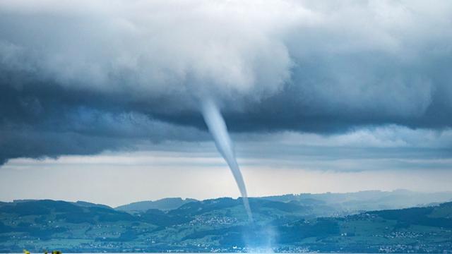 Naturschauspiel: Seltene Wasserhose fegt über den Bodensee
