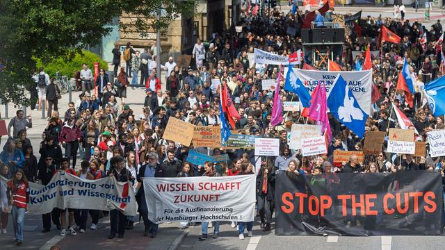 Demonstration: Tausende protestieren gegen Uni-Kürzungen in 