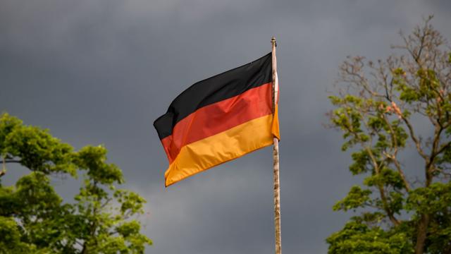Unbeständiges Wetter: Wolken, Regen und Gewitter: Wechselhaf