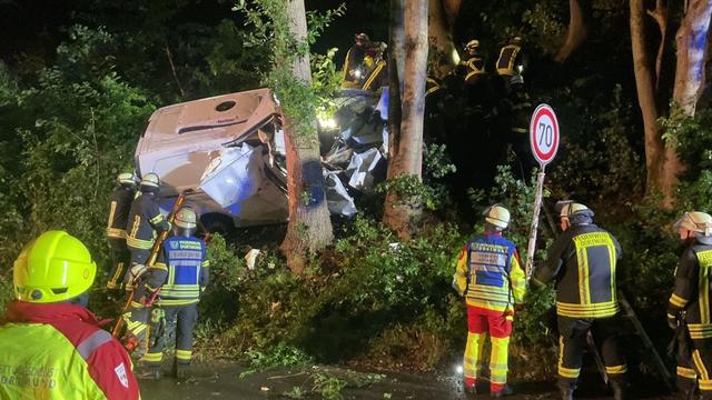 Unfall in Dortmund: 32-Jähriger prallt mit Auto gegen Baum -