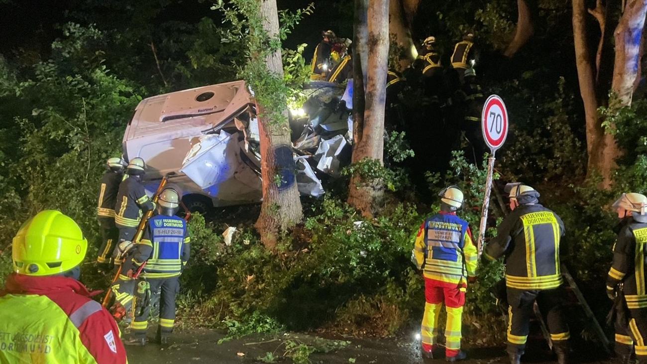 Unfall in Dortmund: 32-Jähriger prallt mit Auto gegen Baum - schwer verletzt