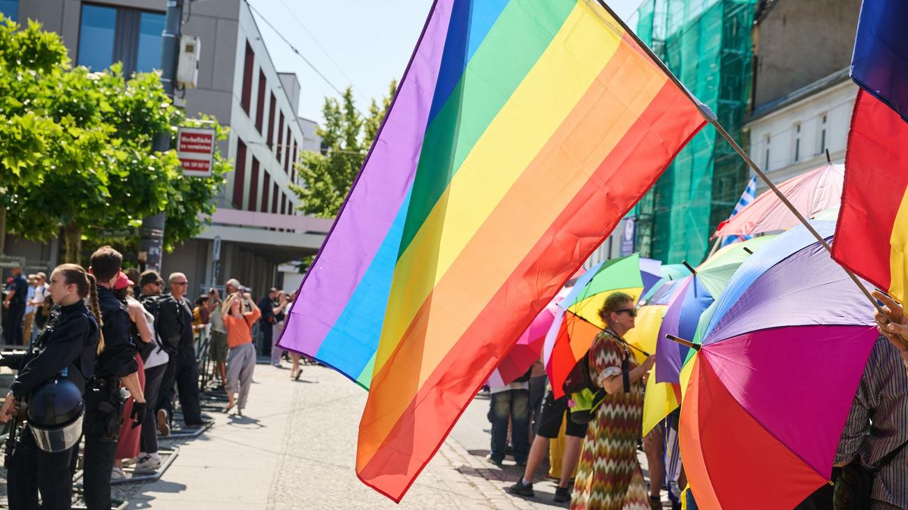 Queere Community: CSD-Demonstration zieht durch Eberswalde – Rechter Protest