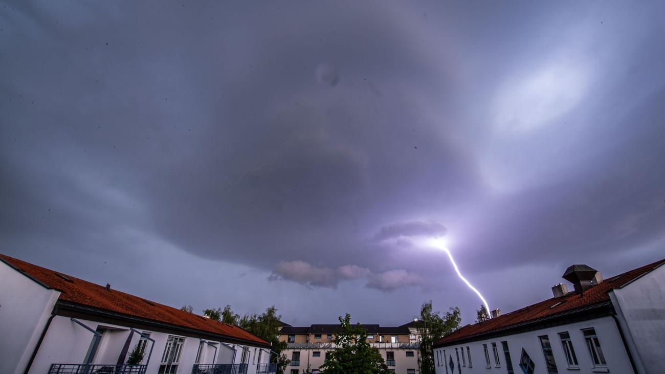 Unwetter: Frau übersteht Blitz auf der Terrasse
