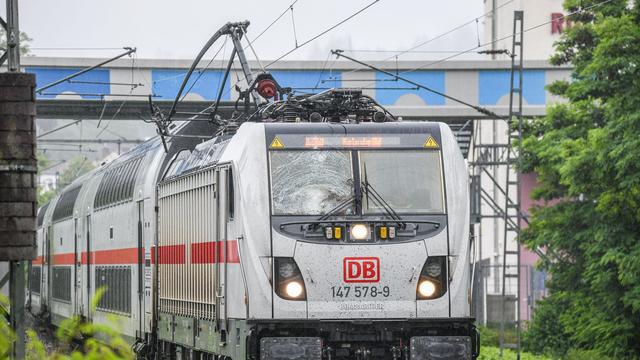 Unfall auf Bahnstrecke: Intercity reißt Oberleitung hinunter