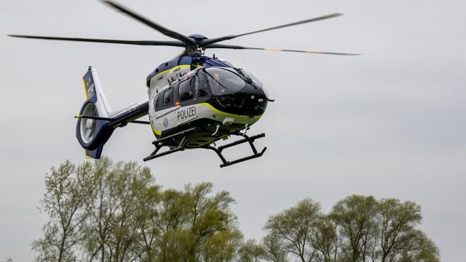 Mit Waffe bedroht: Die Polizei suchte auch mit einem Hubschrauber nach den beiden Männern. (Symbolbild)