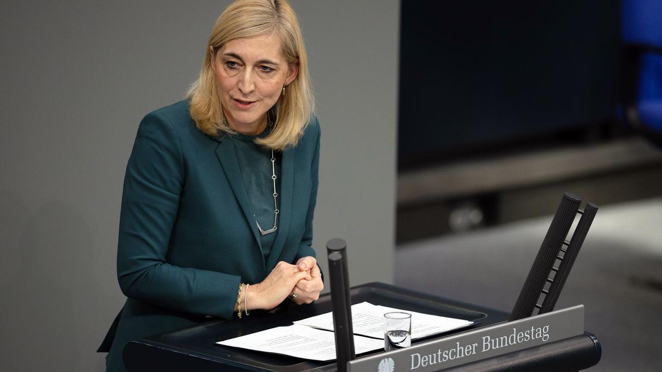 Reformdebatte: Sparpaket für Gesundheitsausgaben in Bundestag und Bundesrat