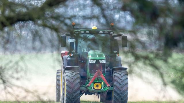 Boisheimer Weg gesperrt: Traktor kracht in Graben – Fahrer schwer verletzt