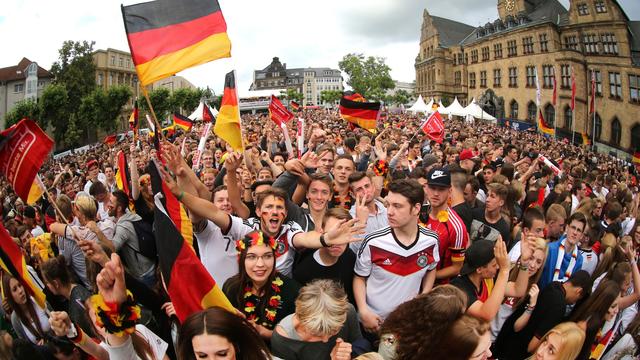 Rudelgucken im Ruhrpott: Wo Fans gemeinsam feiern - Von Alts