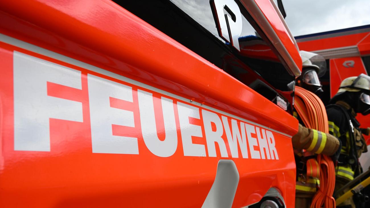 Feuerwehr-Einsatz in Karlsruhe: Brand in Gefängniszelle gelegt – Häftling schwer verletzt