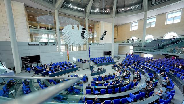 Lawmaker Allowances: Bundestag Saves on Pay - Some States Increase It