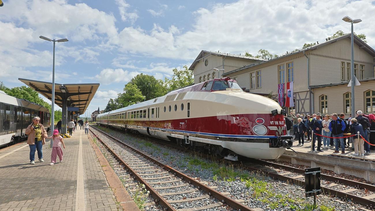 Harz: Legendärer DDR-Schnellzug rollt nach Restaurierung wieder
