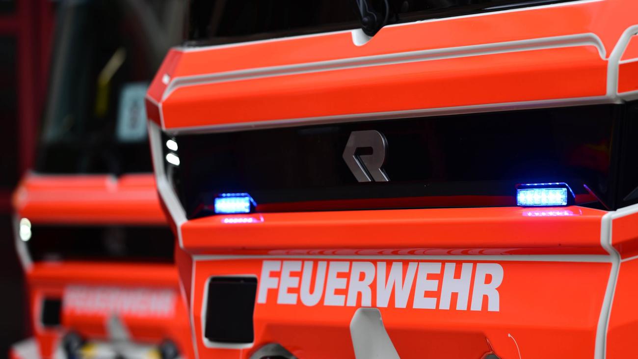Feuerwehrmann leicht verletzt: Mann geht in brennendes Haus zurück – Feuerwehr rettet ihn
