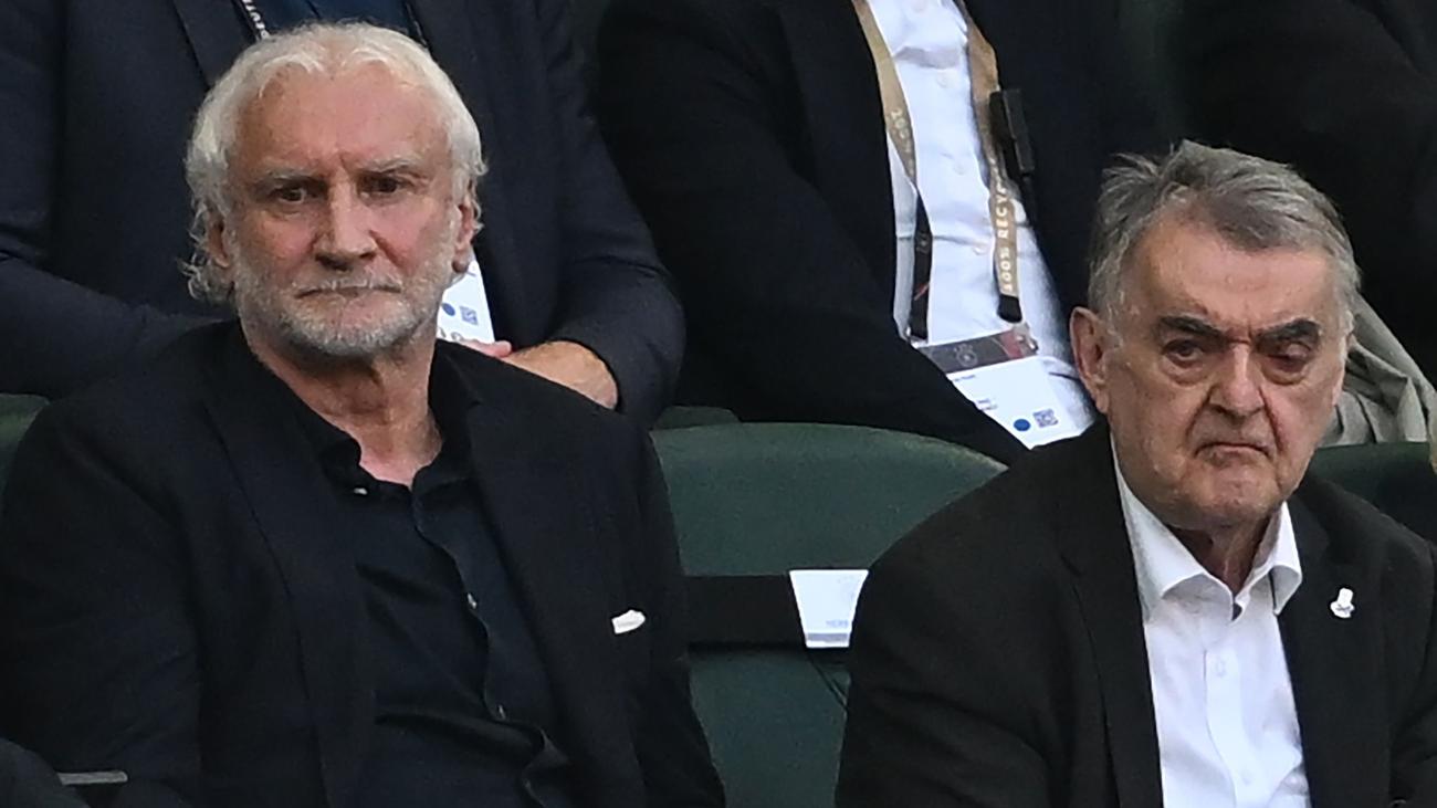 Gewalt in Fußballstadien: NRW-Innenminister Reul: Strafen für Clubs zur Not per Gesetz