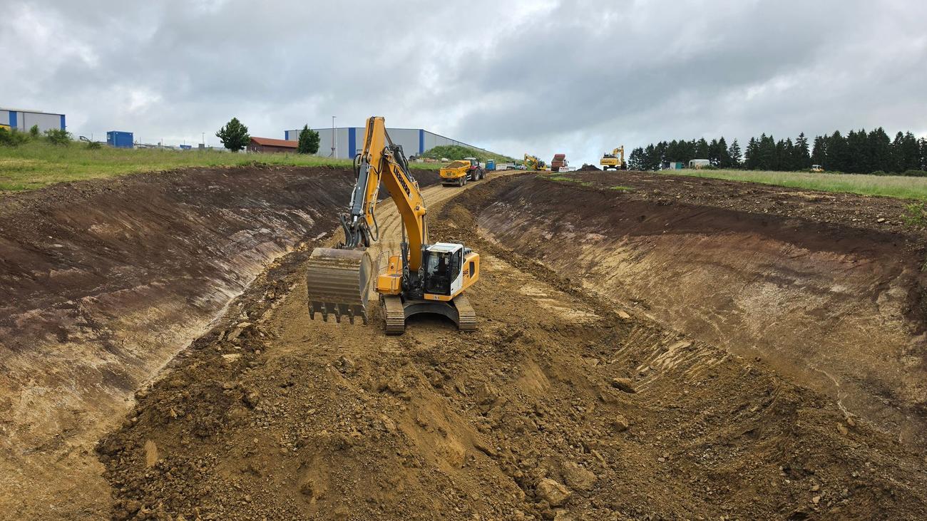 Umsetzung wird sichtbar: Planierraupen bei Weiterbau der Autobahn 1 im Einsatz