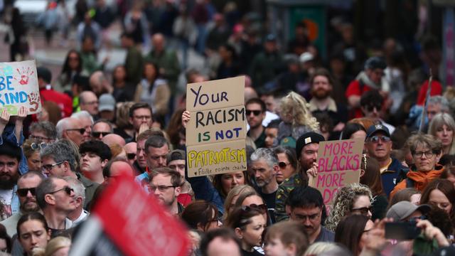 Nach Ausschreitungen: Tausende gehen in Nordirland gegen Rassismus auf die Straße