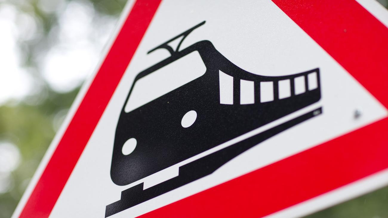 Ermittlungen laufen: Ursache für tödlichen Unfall an Bahnübergang weiter unklar