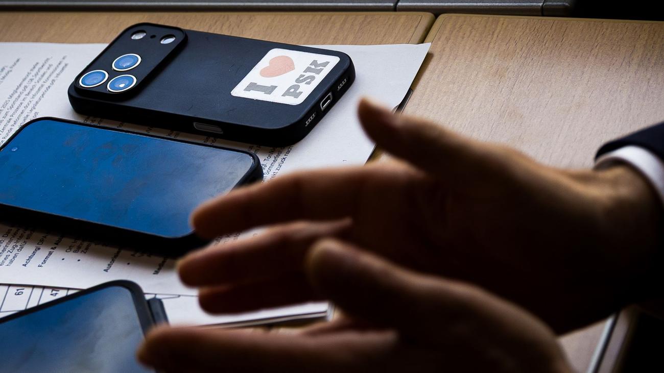 Landesregierung: Was der Sticker auf dem Handy von Olaf Lies bedeutet