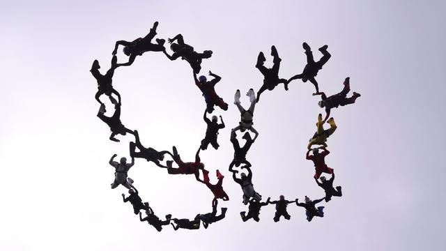 Himmlische Glückwünsche: 26 Fallschirmspringer gratulieren NRW zum 80. Geburtstag