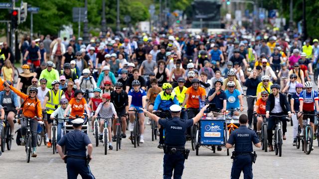 Keine Störungen: 6.500 Radfahrer bei Sternfahrt zum Münchner Königsplatz