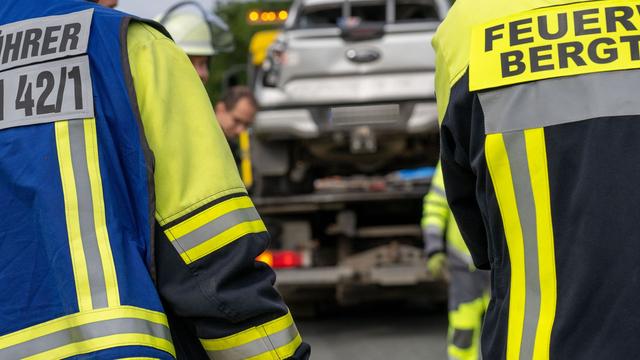 Bild: Unfall: Auto überschlägt sich - zwei Verletzte