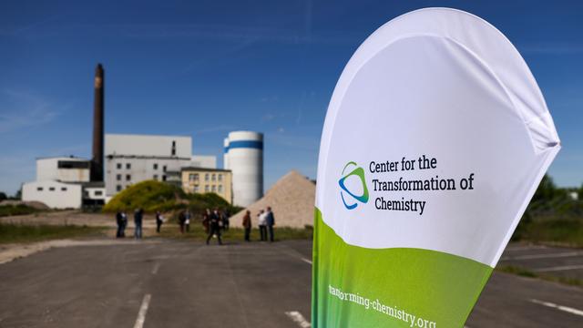 Forschung trifft Wirtschaft: Chemie-Forschungszentrum knüpft erste Industrie-Kontakte