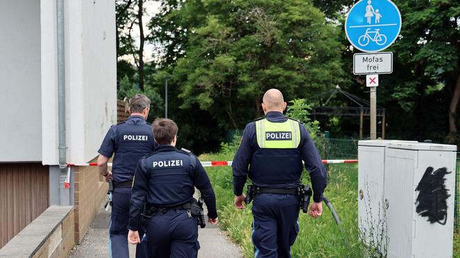 Ermittlungen laufen:  Nach einer tödlichen Messerattacke in Elsenfeld hat sich ein 27-jähriger Angehöriger der Polizei gestellt.