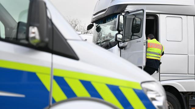Überfall auf Parkplatz: Lkw-Planenschlitzer erbeuten Rasierklingen und Zahnreiniger